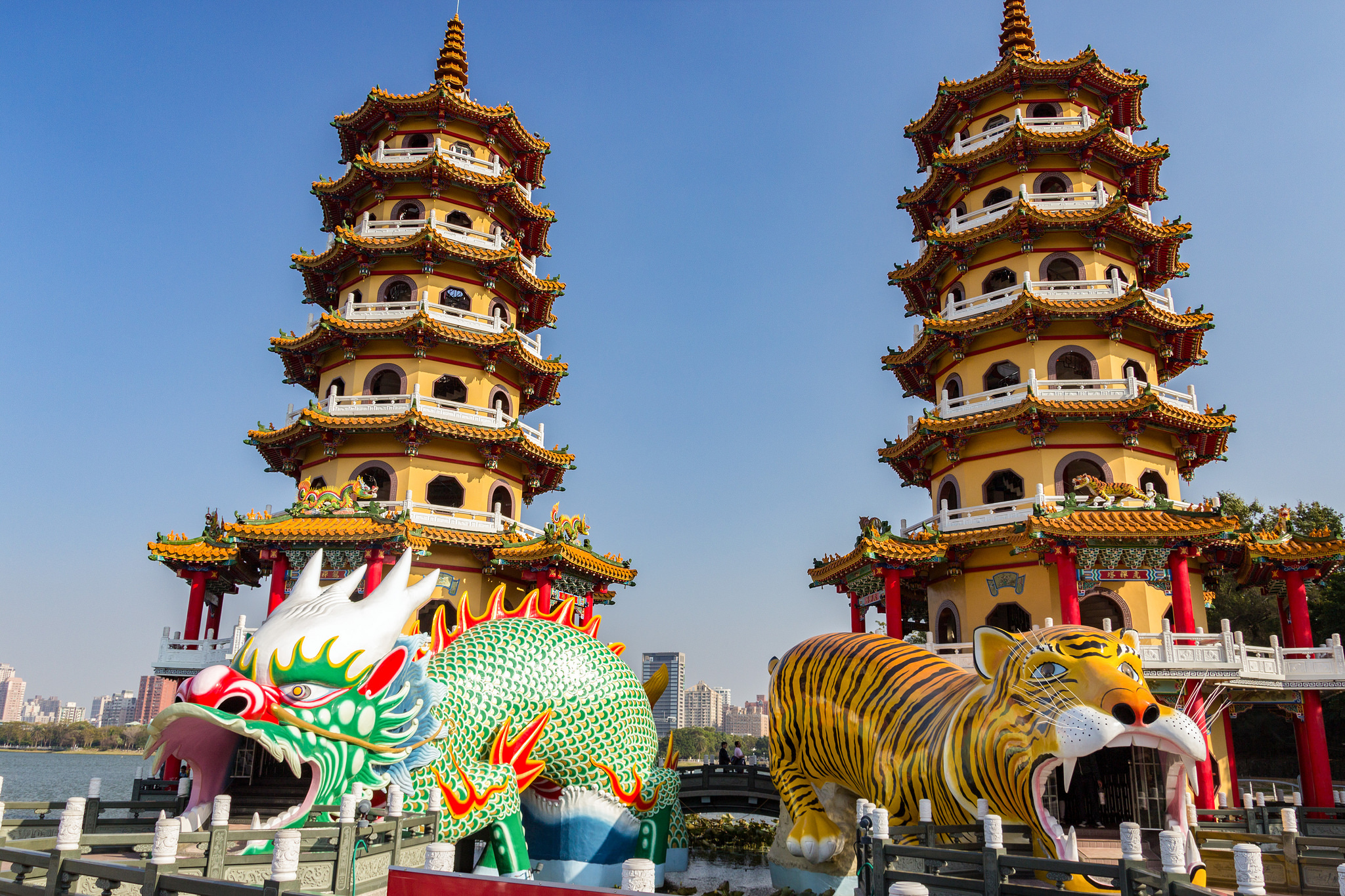 La Pagoda del Drago e della Tigre, solo una delle infinite bellezze da godere con l'assicurazione viaggio Taiwan